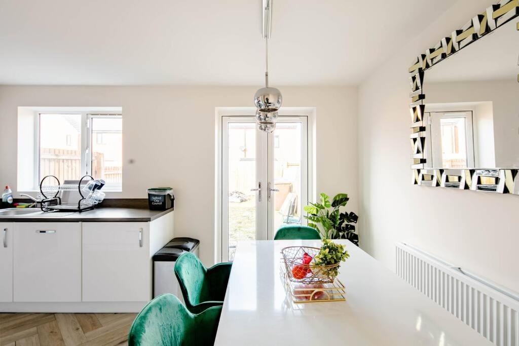Stunning Private Room In A Home - Bathroom & Parking! サルフォード エクステリア 写真