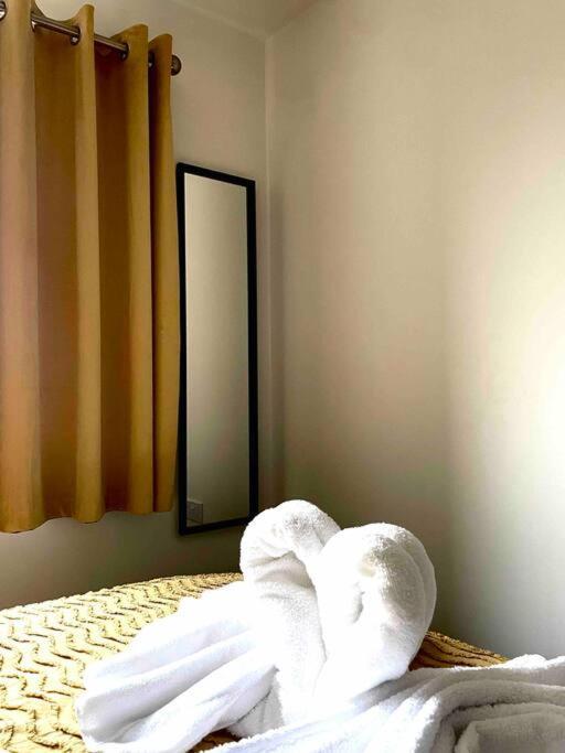 Stunning Private Room In A Home - Bathroom & Parking! サルフォード エクステリア 写真
