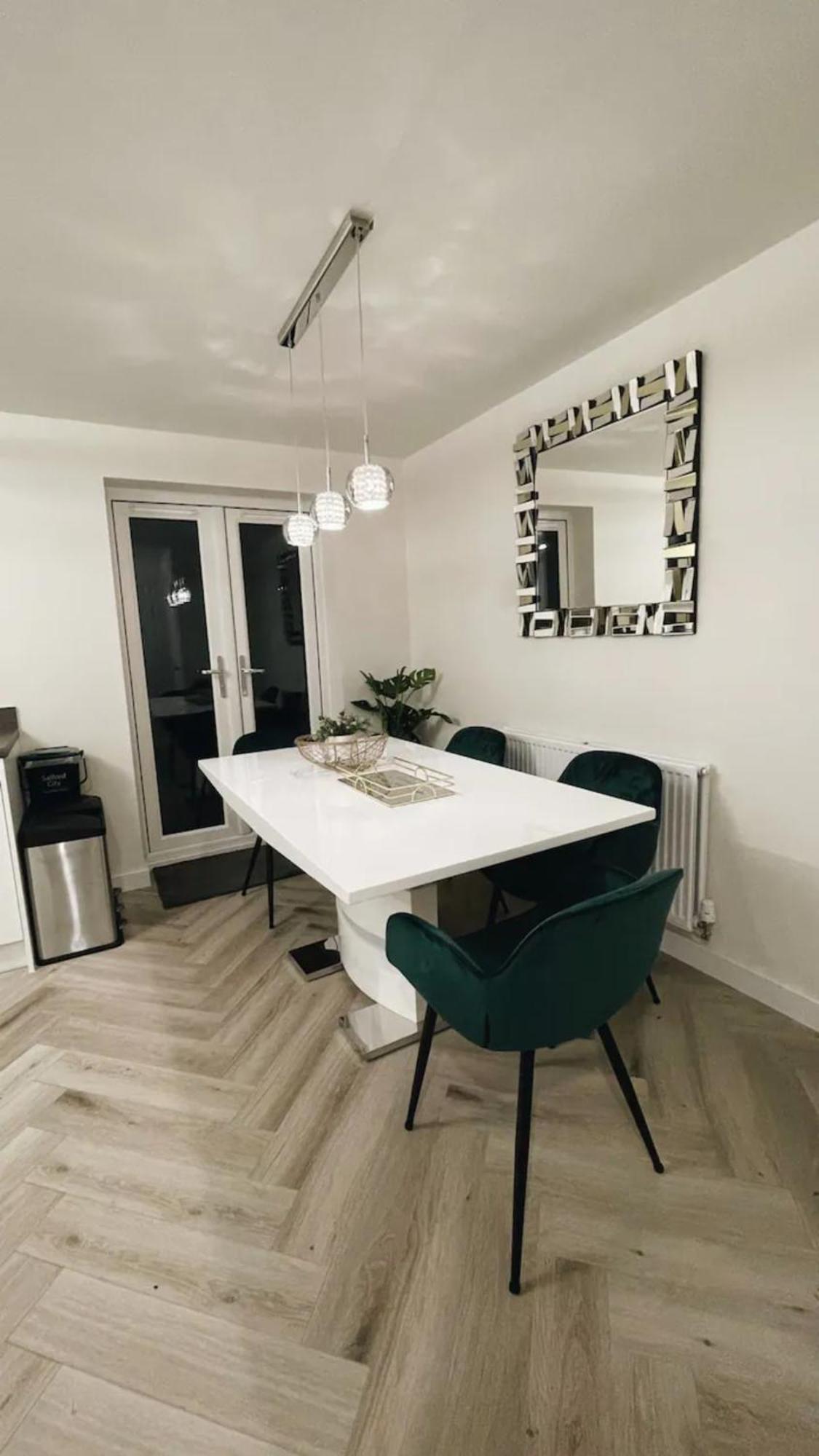 Stunning Private Room In A Home - Bathroom & Parking! サルフォード エクステリア 写真