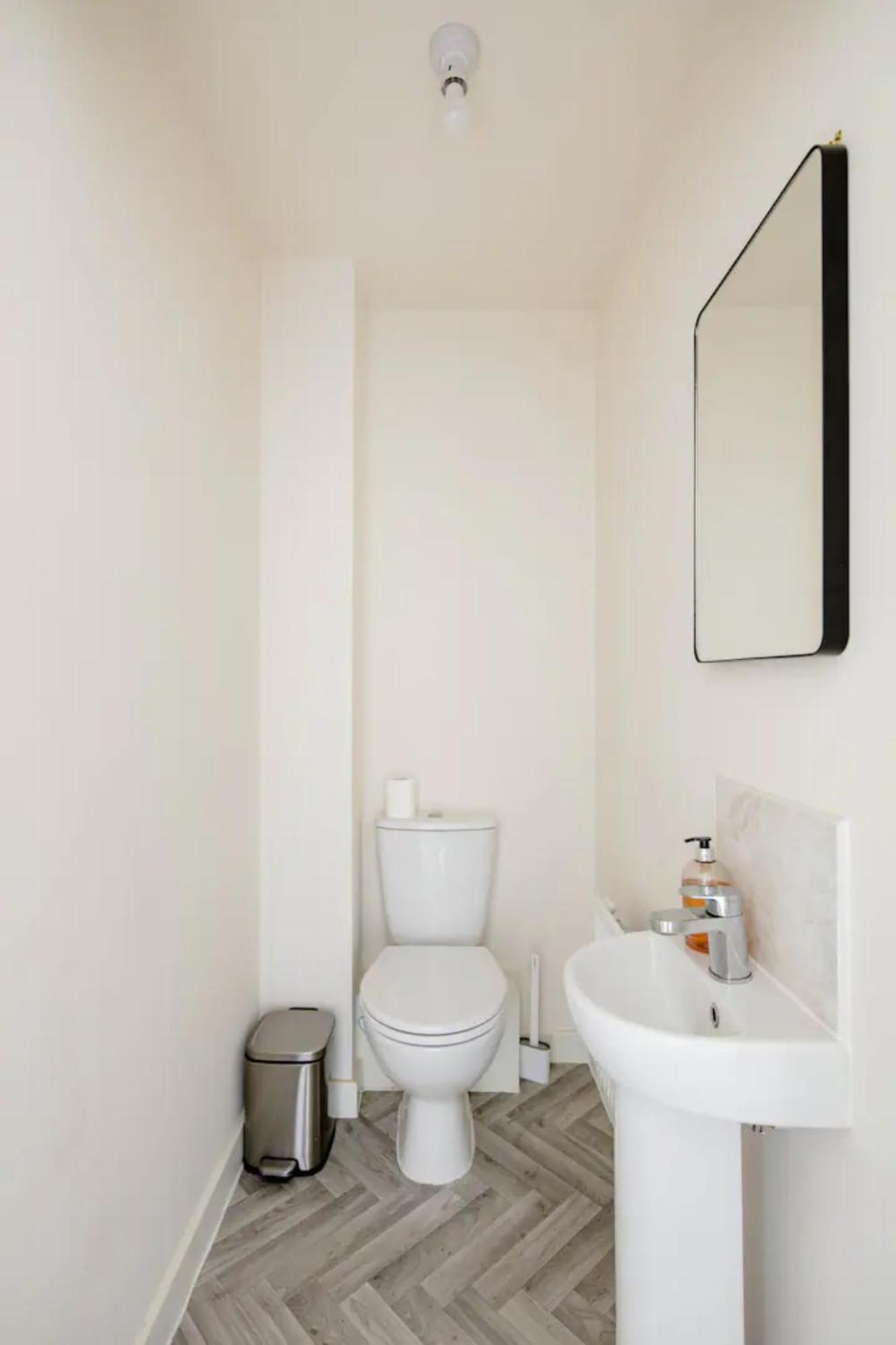 Stunning Private Room In A Home - Bathroom & Parking! サルフォード エクステリア 写真