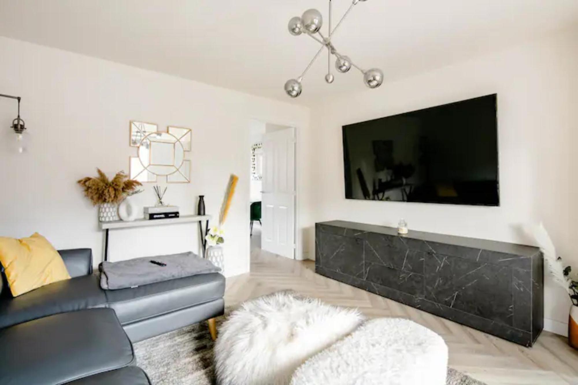 Stunning Private Room In A Home - Bathroom & Parking! サルフォード エクステリア 写真